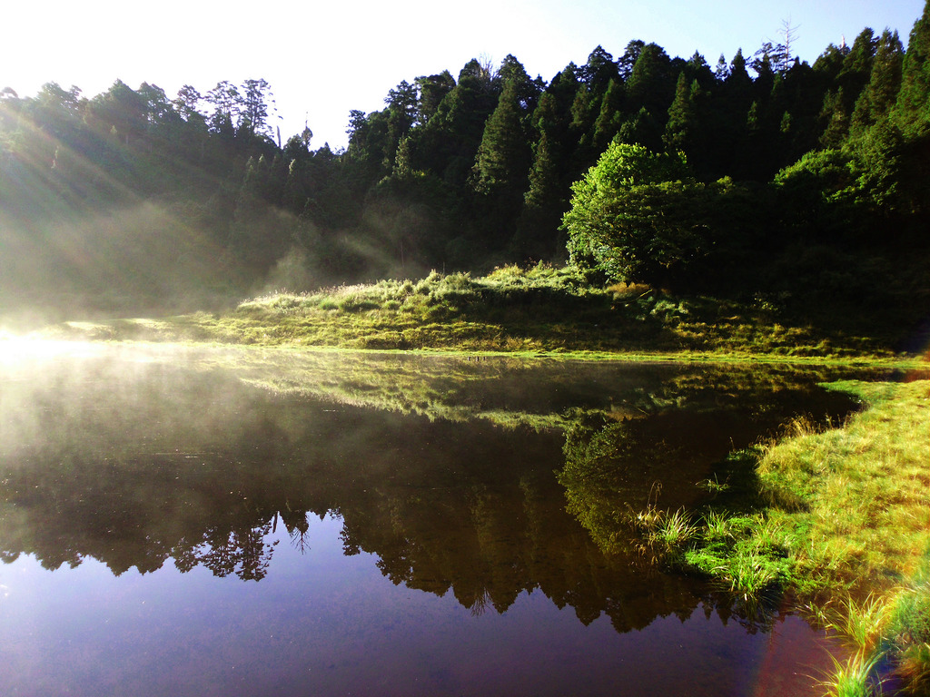 Sun light reflecting on the Chia Lo Lake